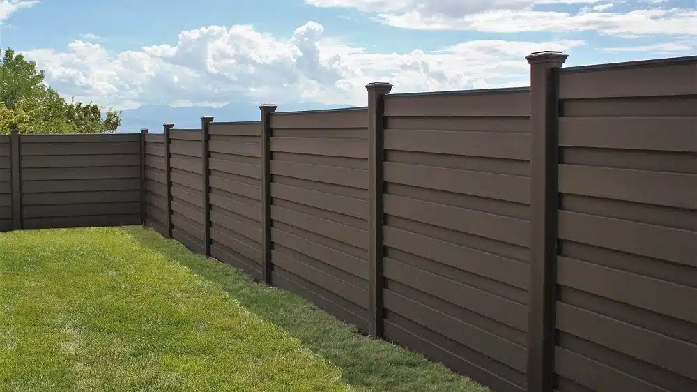 Trex Horizons stepping down slope A Trex horizontal fence stepping with sloping ground down a hill