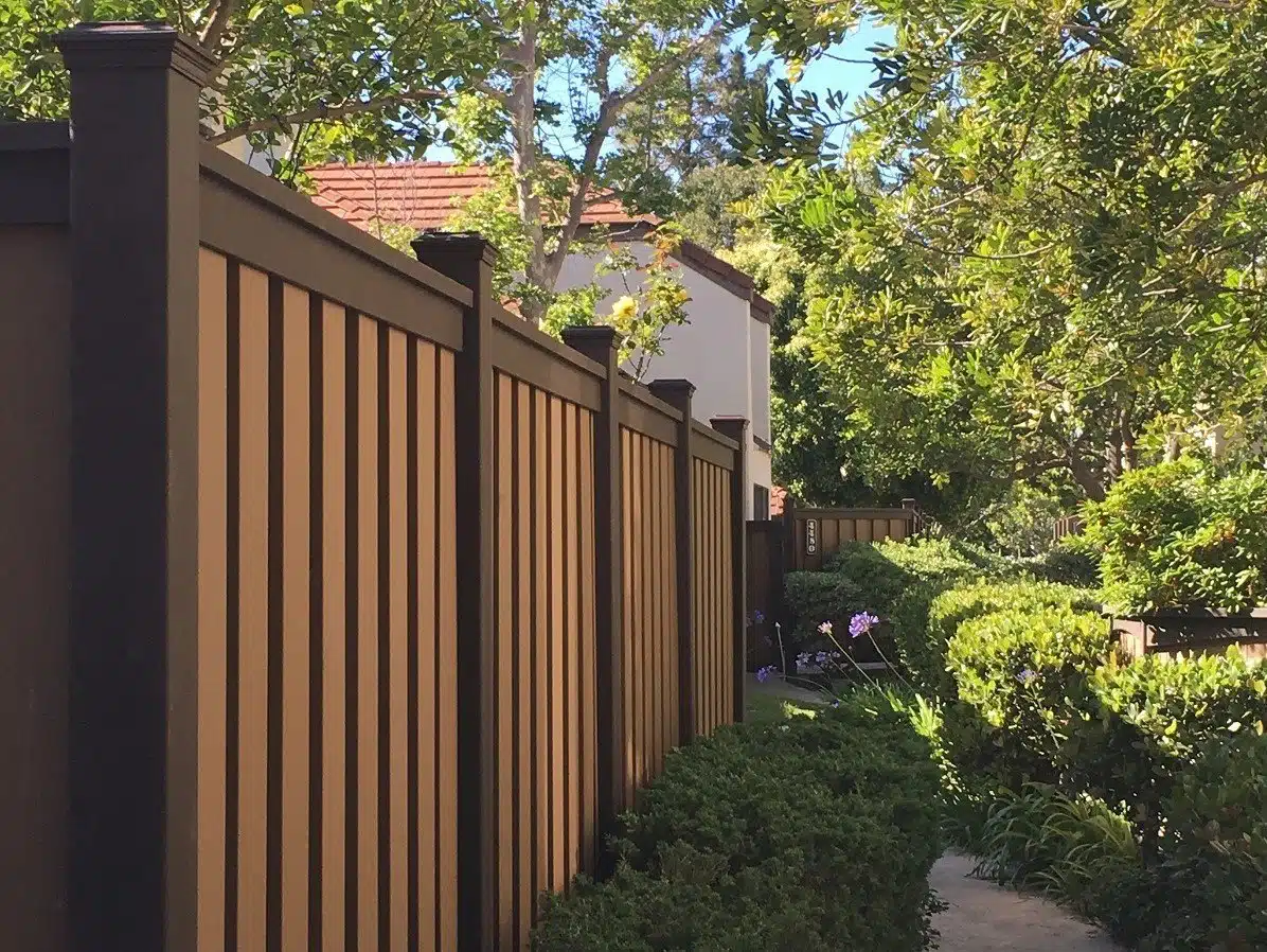 trex-fencing-emerald-glen-hoa-los-angeles A picture of Trex Fencing at the Emerald Glen HOA in Los Angeles. The Trex post and rail color is Woodland Brown and the interlocking pickets are Saddle color.